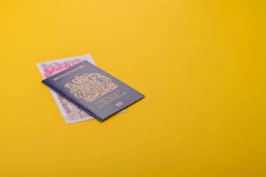 Seyahat etmek, uçmak ve iş yapmak için İngiliz pasaportu. Birleşik Krallık belgesi, sınırı geçmek için kimlik