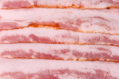 Çiğ domuz pastırması, jambon, jambon ya da jambon dilimleri. Tasarımın için yemek arkaplanı olarak çiğ pastırma dilimleri.