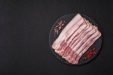 Çiğ domuz pastırması, jambon, jambon ya da jambon dilimleri. Tasarımın için yemek arkaplanı olarak çiğ pastırma dilimleri.