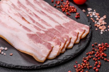 Çiğ domuz pastırması, jambon, jambon ya da jambon dilimleri. Tasarımın için yemek arkaplanı olarak çiğ pastırma dilimleri.