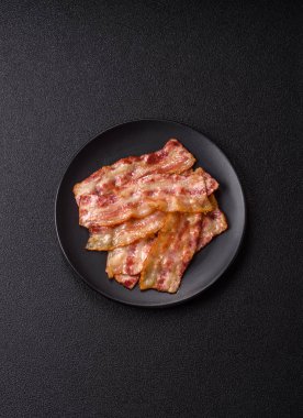 Kızarmış domuz pastırması, jambon, jambon veya jambon dilimleri. Tasarımın için arka plan olarak kızarmış pastırma dilimleri.