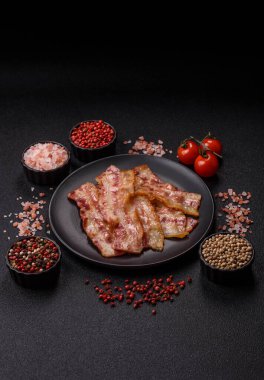 Kızarmış domuz pastırması, jambon, jambon veya jambon dilimleri. Tasarımın için arka plan olarak kızarmış pastırma dilimleri.