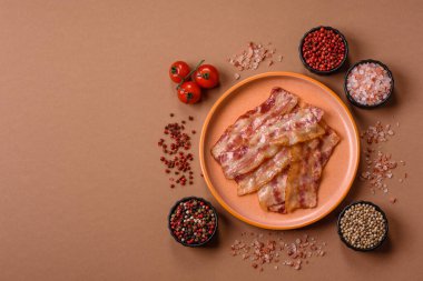 Kızarmış domuz pastırması, jambon, jambon veya jambon dilimleri. Tasarımın için arka plan olarak kızarmış pastırma dilimleri.