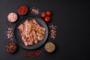 Kızarmış domuz pastırması, jambon, jambon veya jambon dilimleri. Tasarımın için arka plan olarak kızarmış pastırma dilimleri.