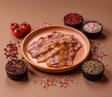 Kızarmış domuz pastırması, jambon, jambon veya jambon dilimleri. Tasarımın için arka plan olarak kızarmış pastırma dilimleri.