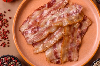 Kızarmış domuz pastırması, jambon, jambon veya jambon dilimleri. Tasarımın için arka plan olarak kızarmış pastırma dilimleri.
