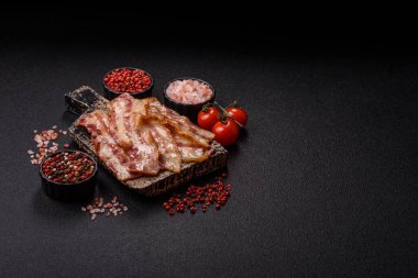 Kızarmış domuz pastırması, jambon, jambon veya jambon dilimleri. Tasarımın için arka plan olarak kızarmış pastırma dilimleri.