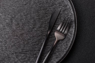 Masada boş bir seramik tabak, mutfak gereçleri. Tasarımınız için yiyecek arka planı olarak boş bir tabak