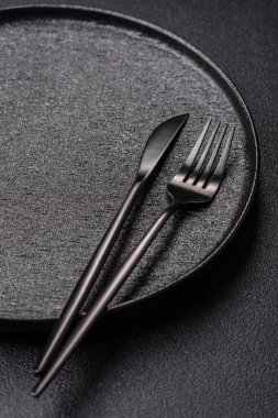 Masada boş bir seramik tabak, mutfak gereçleri. Tasarımınız için yiyecek arka planı olarak boş bir tabak