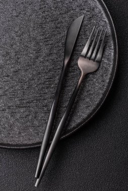 Masada boş bir seramik tabak, mutfak gereçleri. Tasarımınız için yiyecek arka planı olarak boş bir tabak