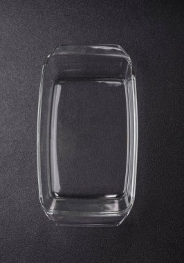 Evde pişirme ve pişirme için dikdörtgen şeffaf cam tepsi. Cam tepsi tasarımın için bir yemek arkaplanı olarak kullanılacak.