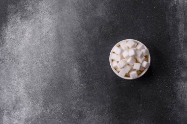 Glikoz kaynağı olarak beyaz şeker küpleri. Tasarımınız için besin arkaplanı olarak beyaz şeker küpleri