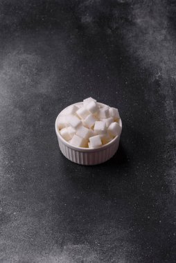 Glikoz kaynağı olarak beyaz şeker küpleri. Tasarımınız için besin arkaplanı olarak beyaz şeker küpleri