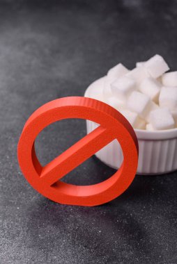 Şeker yasağı, diyabet ve obezite sorununu, diyet çağrısını durdurmak için bir kavram olarak imzalanır. Tasarımınız için bir arkaplan olarak şeker yasağı işareti