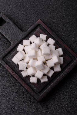 Glikoz kaynağı olarak beyaz şeker küpleri. Tasarımınız için besin arkaplanı olarak beyaz şeker küpleri