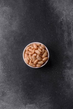 Klasik bir İngiliz kahvaltısı için konserve beyaz fasulye. Tasarımın için yemek arkaplanı olarak kasede konserve fasulye.