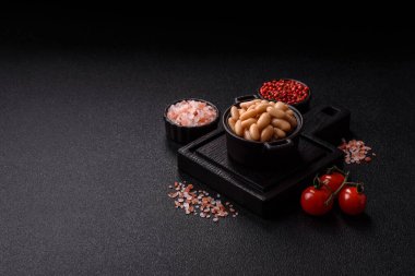 Klasik bir İngiliz kahvaltısı için konserve beyaz fasulye. Tasarımın için yemek arkaplanı olarak kasede konserve fasulye.