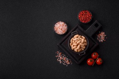 Klasik bir İngiliz kahvaltısı için konserve beyaz fasulye. Tasarımın için yemek arkaplanı olarak kasede konserve fasulye.