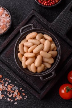 Klasik bir İngiliz kahvaltısı için konserve beyaz fasulye. Tasarımın için yemek arkaplanı olarak kasede konserve fasulye.