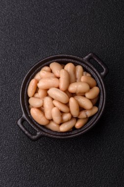 Klasik bir İngiliz kahvaltısı için konserve beyaz fasulye. Tasarımın için yemek arkaplanı olarak kasede konserve fasulye.