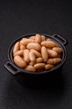 Klasik bir İngiliz kahvaltısı için konserve beyaz fasulye. Tasarımın için yemek arkaplanı olarak kasede konserve fasulye.