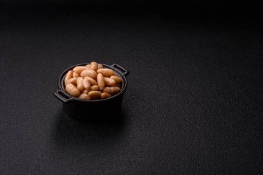 Klasik bir İngiliz kahvaltısı için konserve beyaz fasulye. Tasarımın için yemek arkaplanı olarak kasede konserve fasulye.