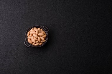 Klasik bir İngiliz kahvaltısı için konserve beyaz fasulye. Tasarımın için yemek arkaplanı olarak kasede konserve fasulye.