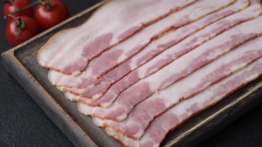 Çiğ domuz pastırması, jambon, jambon ya da jambon dilimleri. Çiğ pastırma dilimleri.