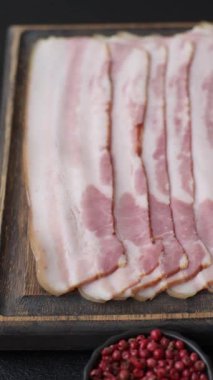 Çiğ domuz pastırması, jambon, jambon ya da jambon dilimleri. Çiğ pastırma dilimleri.