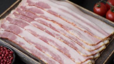 Çiğ domuz pastırması, jambon, jambon ya da jambon dilimleri. Çiğ pastırma dilimleri.