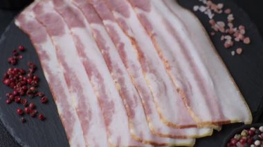 Çiğ domuz pastırması, jambon, jambon ya da jambon dilimleri. Çiğ pastırma dilimleri.