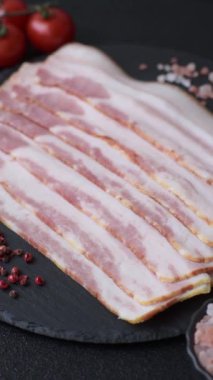 Çiğ domuz pastırması, jambon, jambon ya da jambon dilimleri. Çiğ pastırma dilimleri.