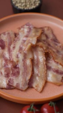 Kızarmış domuz pastırması, jambon, jambon veya jambon dilimleri. Kızarmış pastırma