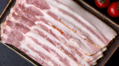 Çiğ domuz pastırması, jambon, jambon ya da jambon dilimleri. Çiğ pastırma dilimleri.