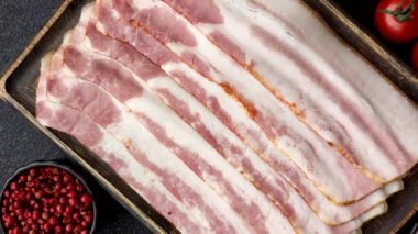 Çiğ domuz pastırması, jambon, jambon ya da jambon dilimleri. Çiğ pastırma dilimleri.