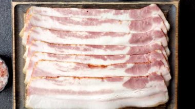 Çiğ domuz pastırması, jambon, jambon ya da jambon dilimleri. Çiğ pastırma dilimleri.