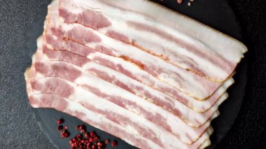 Çiğ domuz pastırması, jambon, jambon ya da jambon dilimleri. Çiğ pastırma dilimleri.