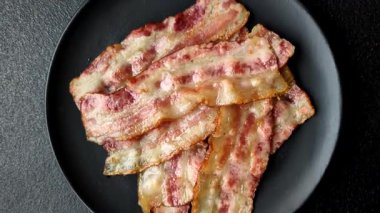 Kızarmış domuz pastırması, jambon, jambon veya jambon dilimleri. Kızarmış pastırma