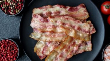 Kızarmış domuz pastırması, jambon, jambon veya jambon dilimleri. Kızarmış pastırma