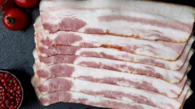 Çiğ domuz pastırması, jambon, jambon ya da jambon dilimleri. Çiğ pastırma dilimleri.