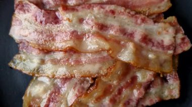 Kızarmış domuz pastırması, jambon, jambon veya jambon dilimleri. Kızarmış pastırma