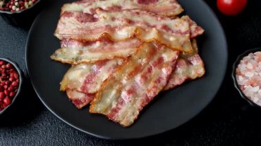 Kızarmış domuz pastırması, jambon, jambon veya jambon dilimleri. Kızarmış pastırma