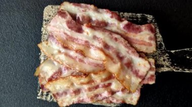 Kızarmış domuz pastırması, jambon, jambon veya jambon dilimleri. Kızarmış pastırma