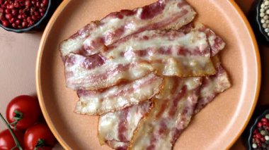 Kızarmış domuz pastırması, jambon, jambon veya jambon dilimleri. Kızarmış pastırma