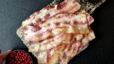 Kızarmış domuz pastırması, jambon, jambon veya jambon dilimleri. Kızarmış pastırma