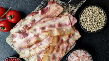 Kızarmış domuz pastırması, jambon, jambon veya jambon dilimleri. Kızarmış pastırma