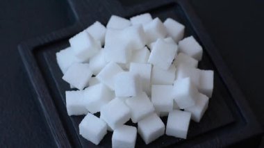 Glikoz kaynağı olarak beyaz şeker küpleri. Tasarımınız için besin arkaplanı olarak beyaz şeker küpleri