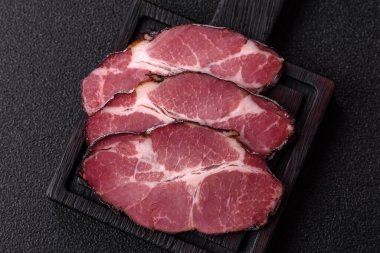 Kahvaltıda et, füme jambon ya da domuz sosisi dilimlenmiş sandviç. Tasarımın için dilimlenmiş jambon.