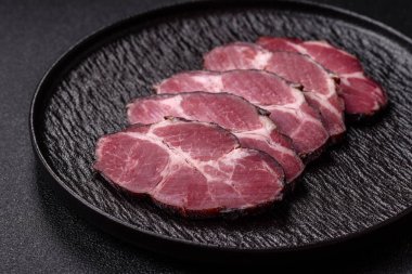 Kahvaltıda et, füme jambon ya da domuz sosisi dilimlenmiş sandviç. Tasarımın için dilimlenmiş jambon.