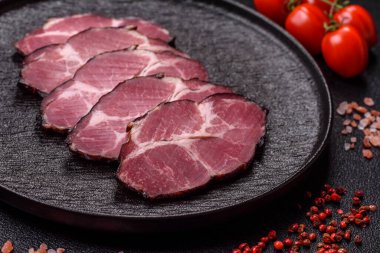 Kahvaltıda et, füme jambon ya da domuz sosisi dilimlenmiş sandviç. Tasarımın için dilimlenmiş jambon.